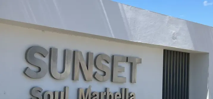 Краткосрочная аренда двухуровневого пентхауса в Los Monteros 0