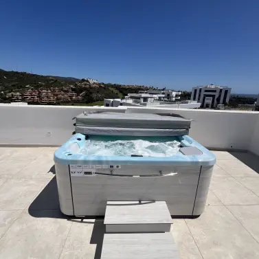 Краткосрочная аренда двухуровневого пентхауса в Los Monteros