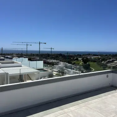 Краткосрочная аренда двухуровневого пентхауса в Los Monteros