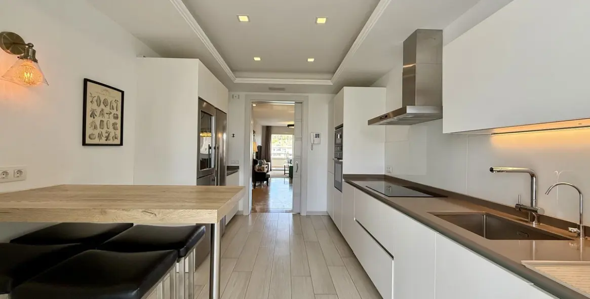 Short-term rent of penthouse in The Golden Mile 11