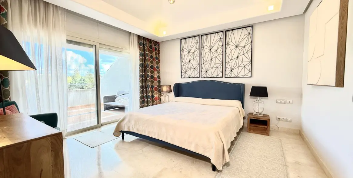 Short-term rent of penthouse in The Golden Mile 14