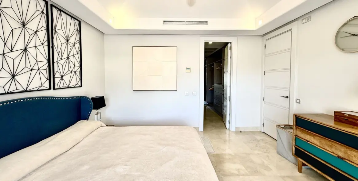 Short-term rent of penthouse in The Golden Mile 15