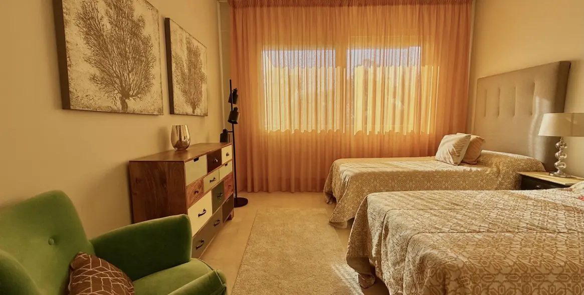 Short-term rent of penthouse in The Golden Mile 18