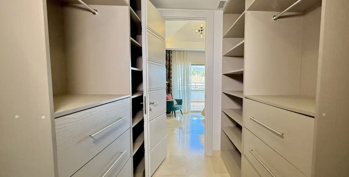 Short-term rent of penthouse in The Golden Mile 19