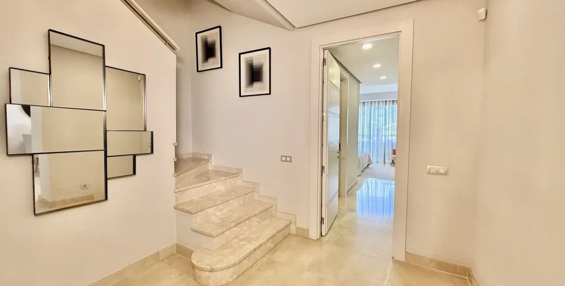 Short-term rent of penthouse in The Golden Mile 21