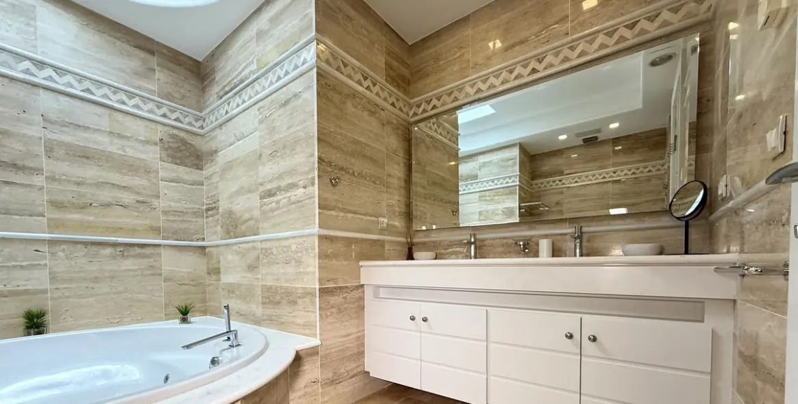 Short-term rent of penthouse in The Golden Mile 22