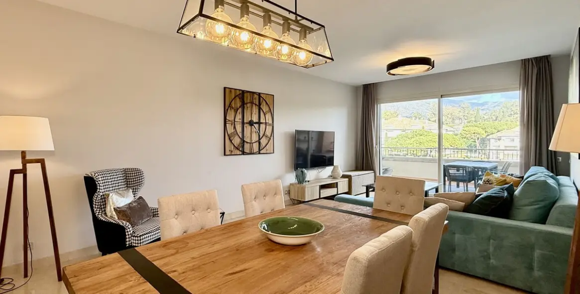 Short-term rent of penthouse in The Golden Mile 6
