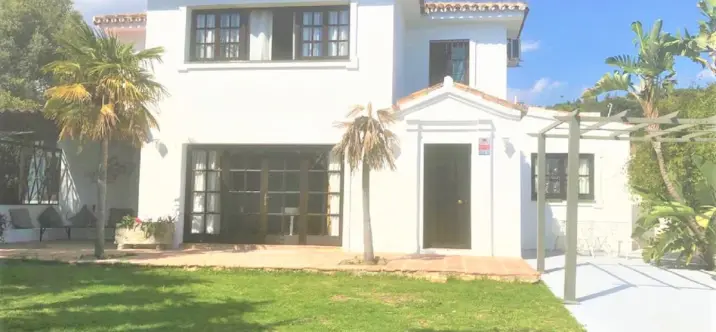 Long-term rent of detached villa in Estepona 0