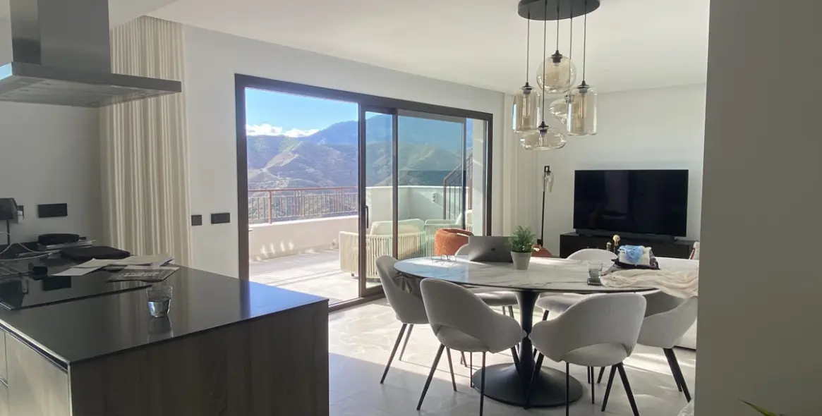 Short-term rent of penthouse in Istán 2