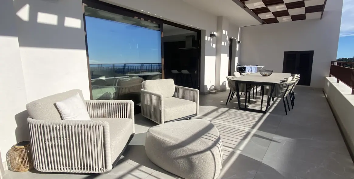 Short-term rent of penthouse in Istán 4