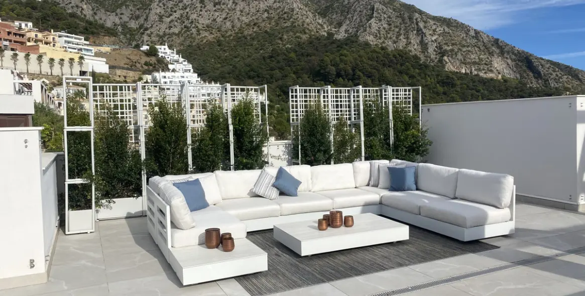 Short-term rent of penthouse in Istán 5