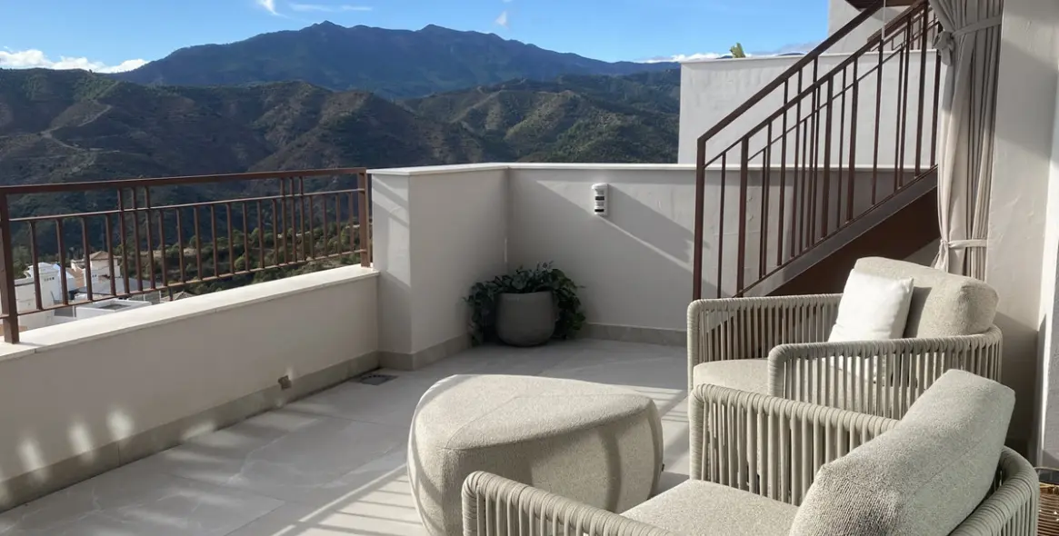 Short-term rent of penthouse in Istán 15