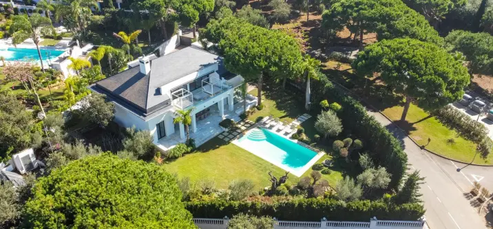 Long-term rent of detached villa in Hacienda Las Chapas 0