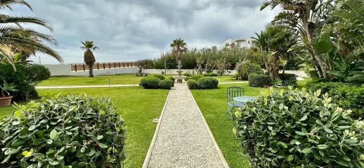 Short-term rent of detached villa in Estepona 0
