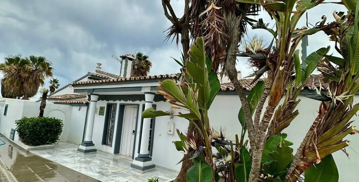Short-term rent of detached villa in Estepona 32