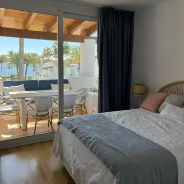 Краткосрочная аренда апартаментов на среднем этаже в Estepona