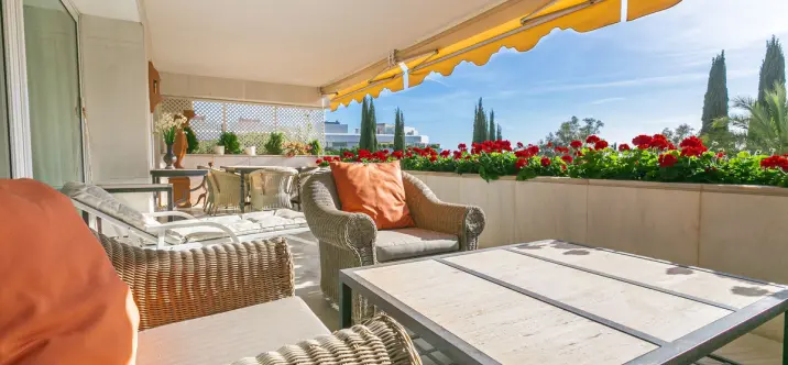 Краткосрочная аренда апартаментов на среднем этаже в Marbella 2