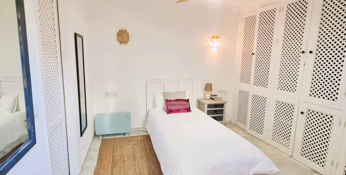 Short-term rent of middle floor apartment in The Golden Mile 20