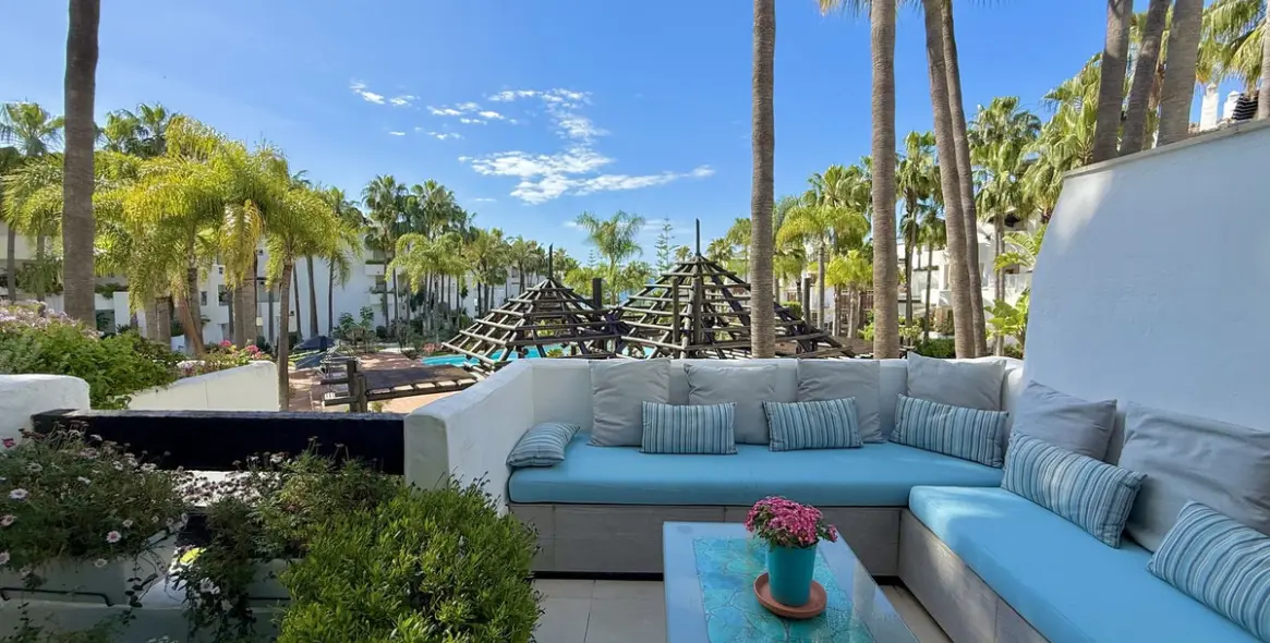 Short-term rent of middle floor apartment in The Golden Mile 11