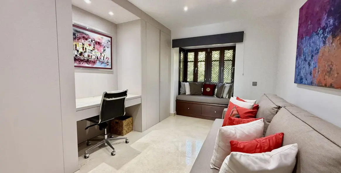 Short-term rent of middle floor apartment in The Golden Mile 10