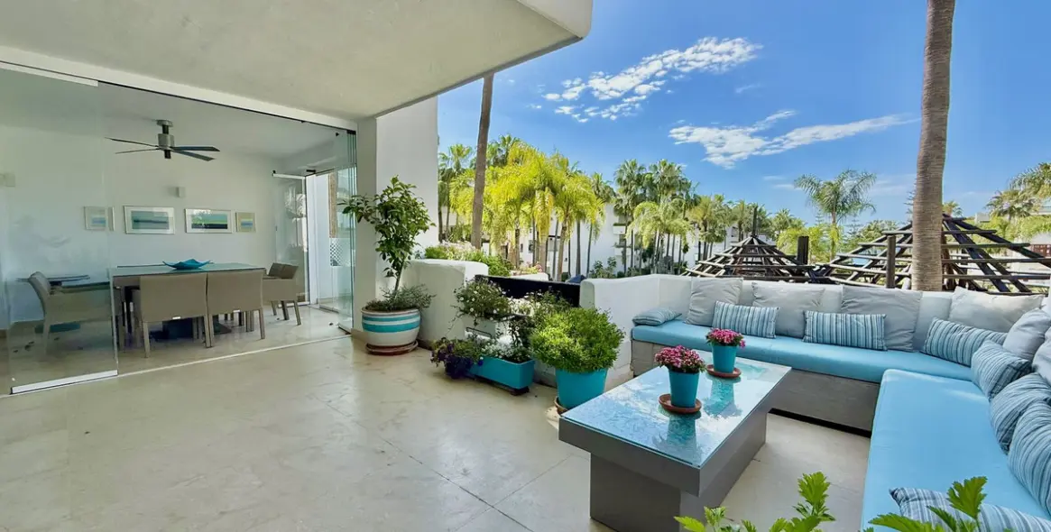 Short-term rent of middle floor apartment in The Golden Mile 12