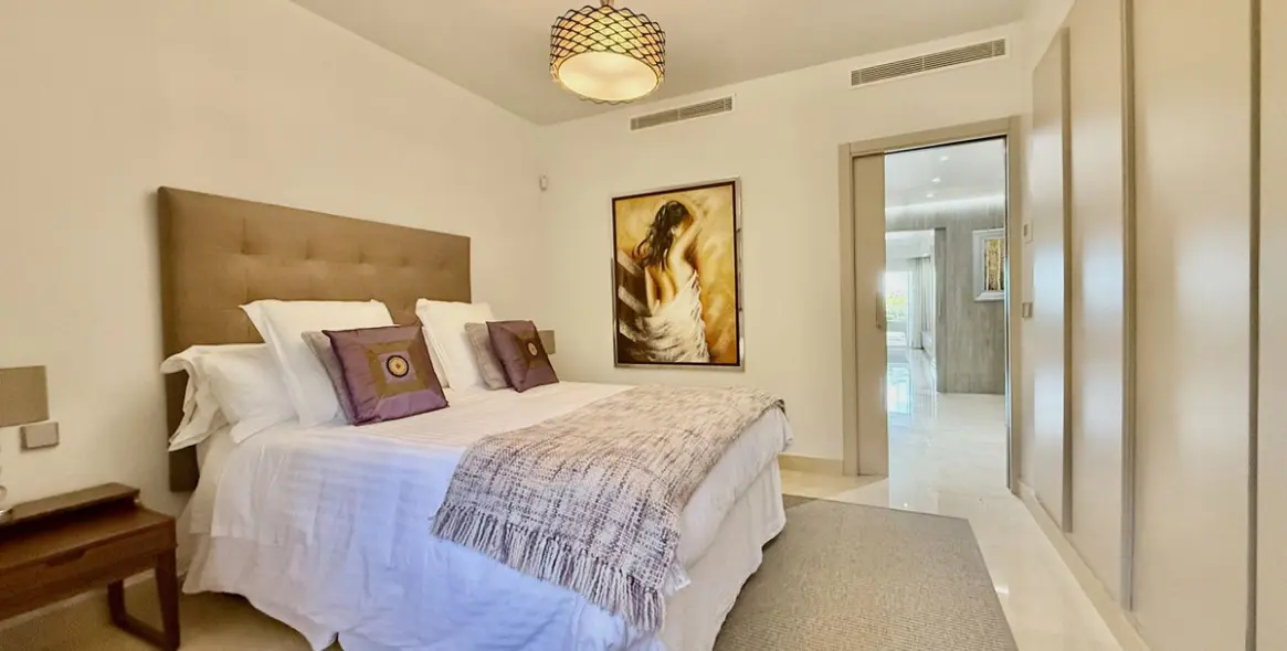 Short-term rent of middle floor apartment in The Golden Mile 28