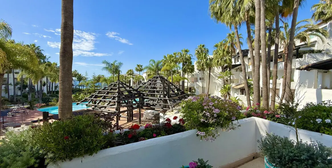 Short-term rent of middle floor apartment in The Golden Mile 32