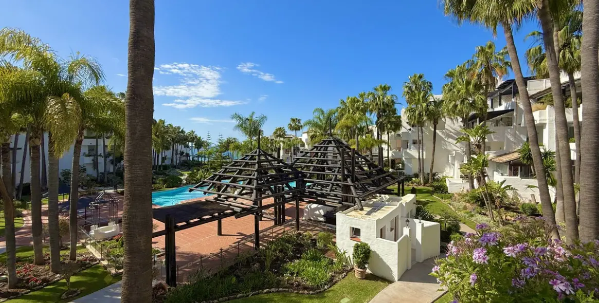 Short-term rent of middle floor apartment in The Golden Mile 33