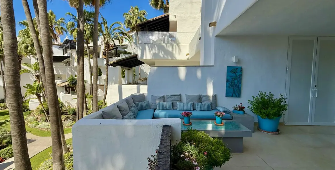 Short-term rent of middle floor apartment in The Golden Mile 35