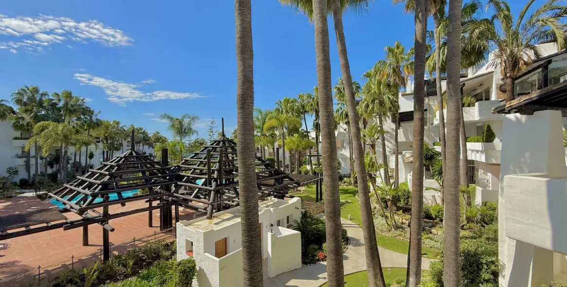 Short-term rent of middle floor apartment in The Golden Mile 40