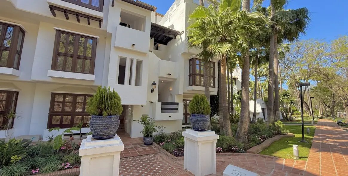 Short-term rent of middle floor apartment in The Golden Mile 41