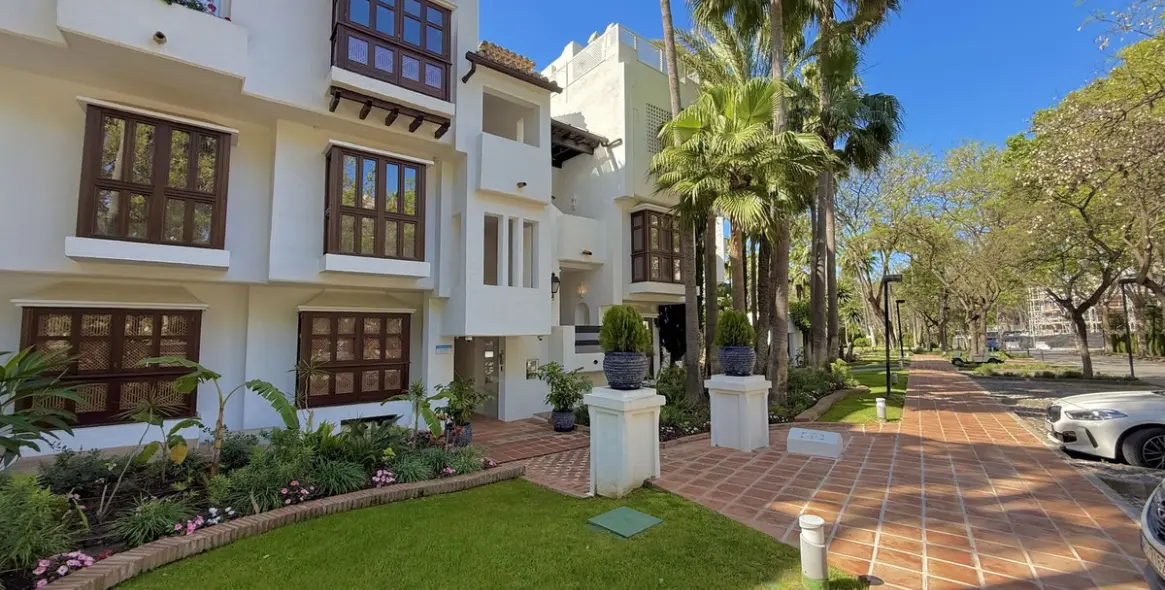 Short-term rent of middle floor apartment in The Golden Mile 42