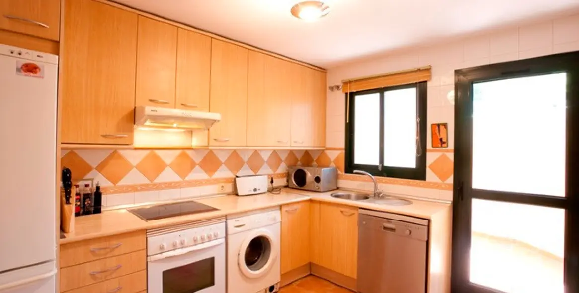 Long-term rent of semi-detached house in The Golden Mile 10