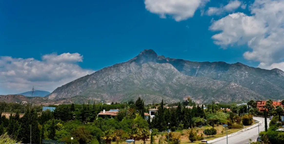 Long-term rent of semi-detached house in The Golden Mile 14