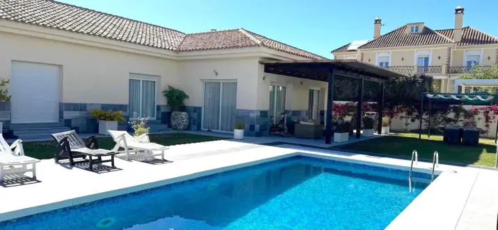 Alquiler a largo plazo de villa independiente en San Pedro de Alcántara 0