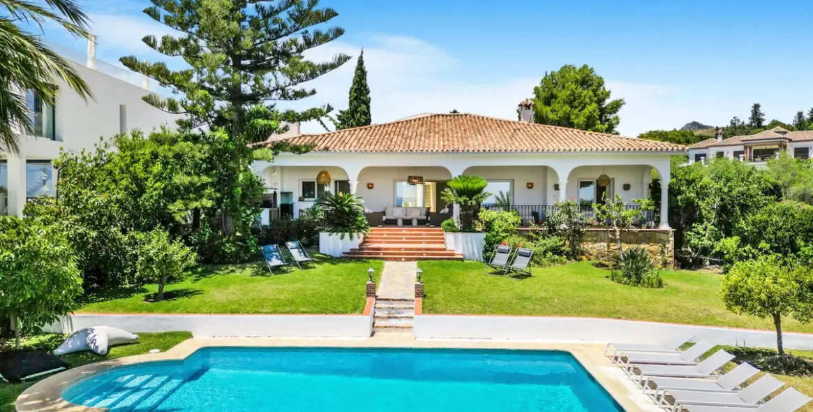 Short-term rent of detached villa in El Paraiso 1