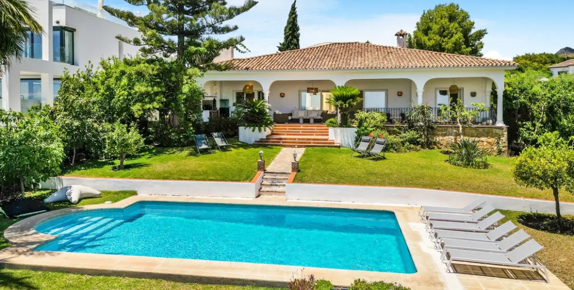 Short-term rent of detached villa in El Paraiso 3