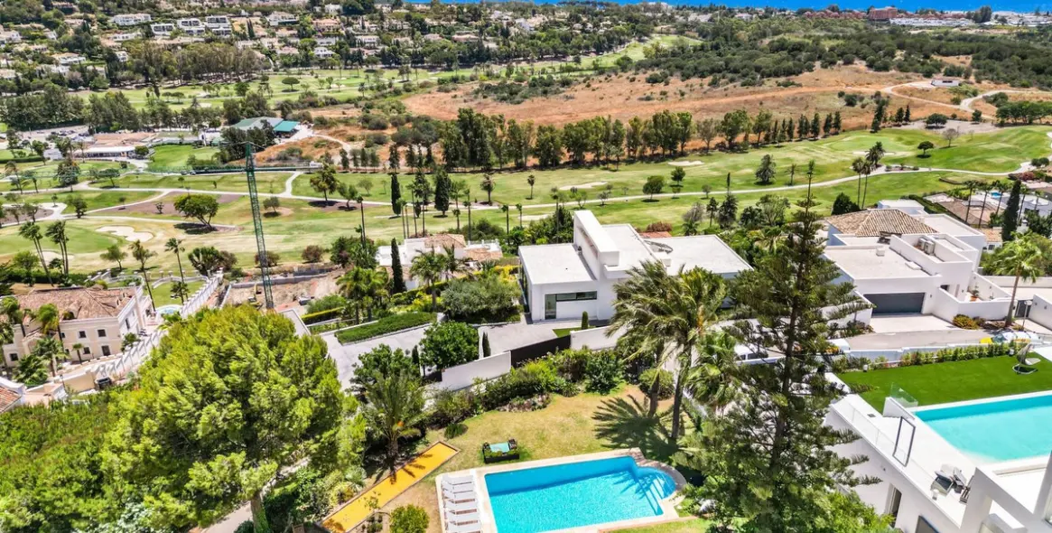 Short-term rent of detached villa in El Paraiso 4