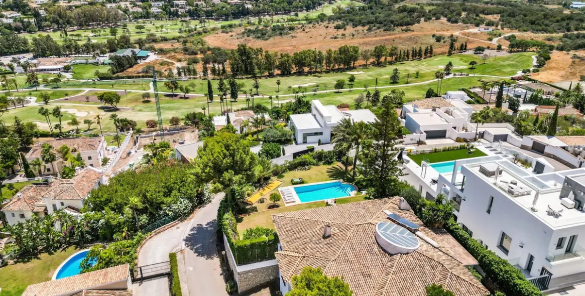 Short-term rent of detached villa in El Paraiso 5