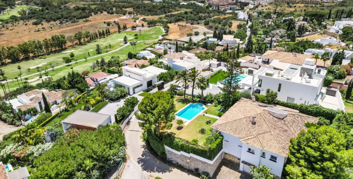 Short-term rent of detached villa in El Paraiso 6