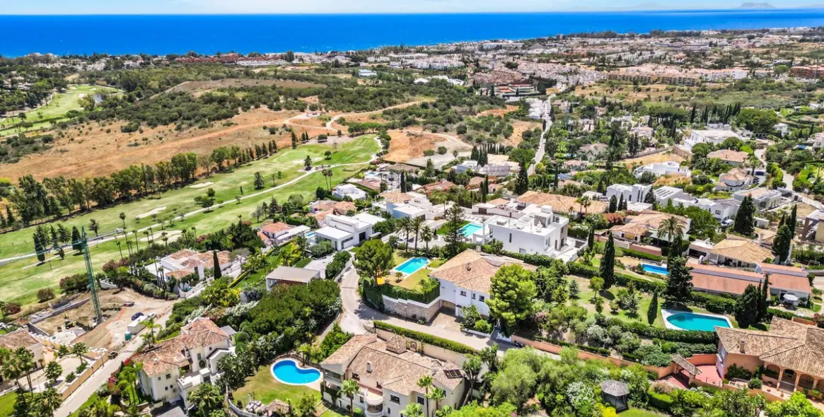 Short-term rent of detached villa in El Paraiso 7