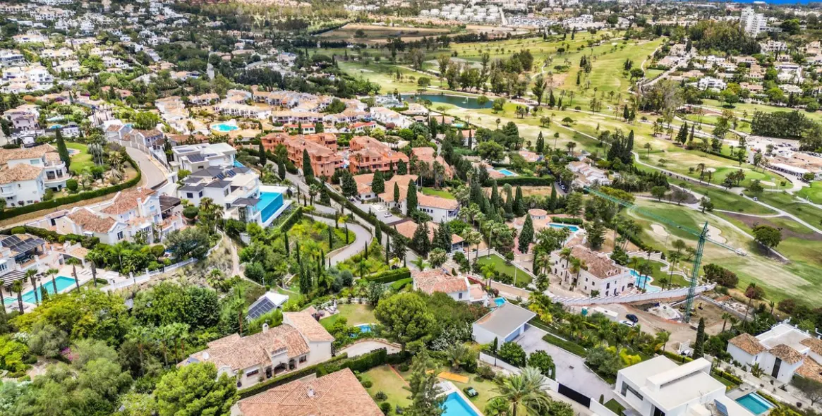 Short-term rent of detached villa in El Paraiso 10