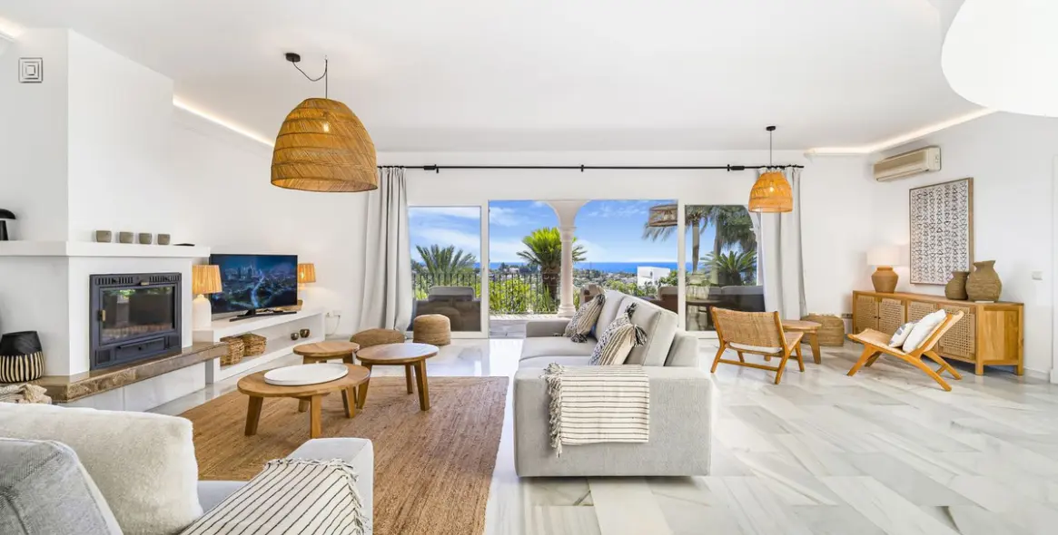 Short-term rent of detached villa in El Paraiso 11