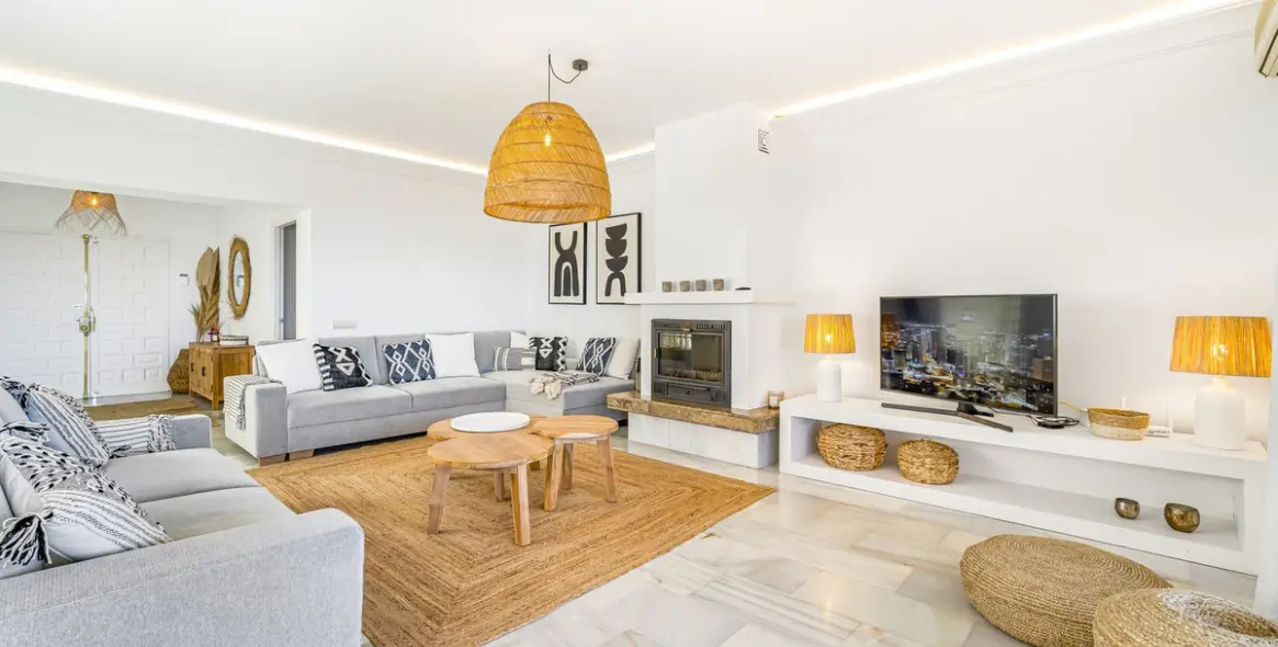 Short-term rent of detached villa in El Paraiso 13