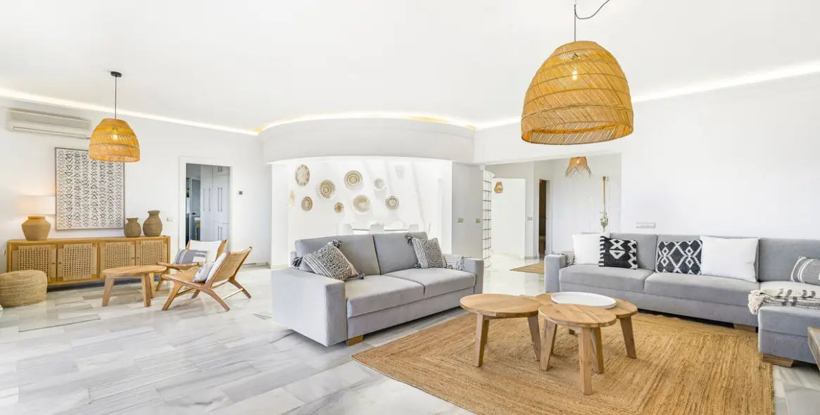 Short-term rent of detached villa in El Paraiso 14