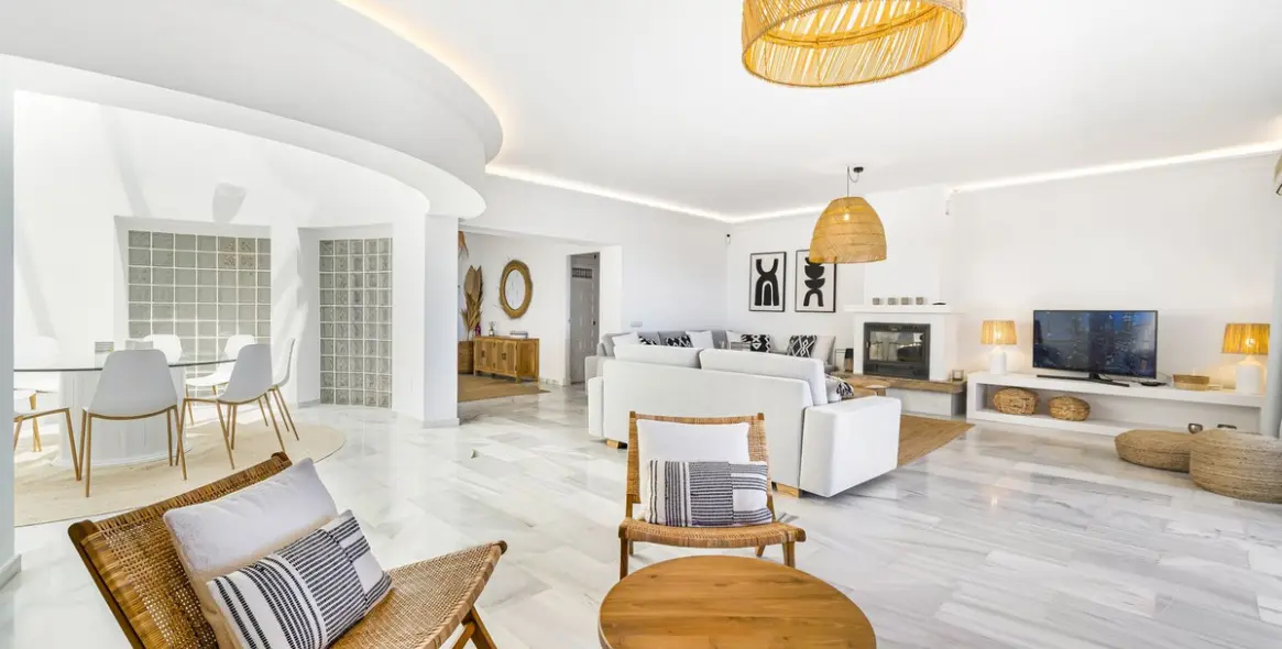 Short-term rent of detached villa in El Paraiso 15