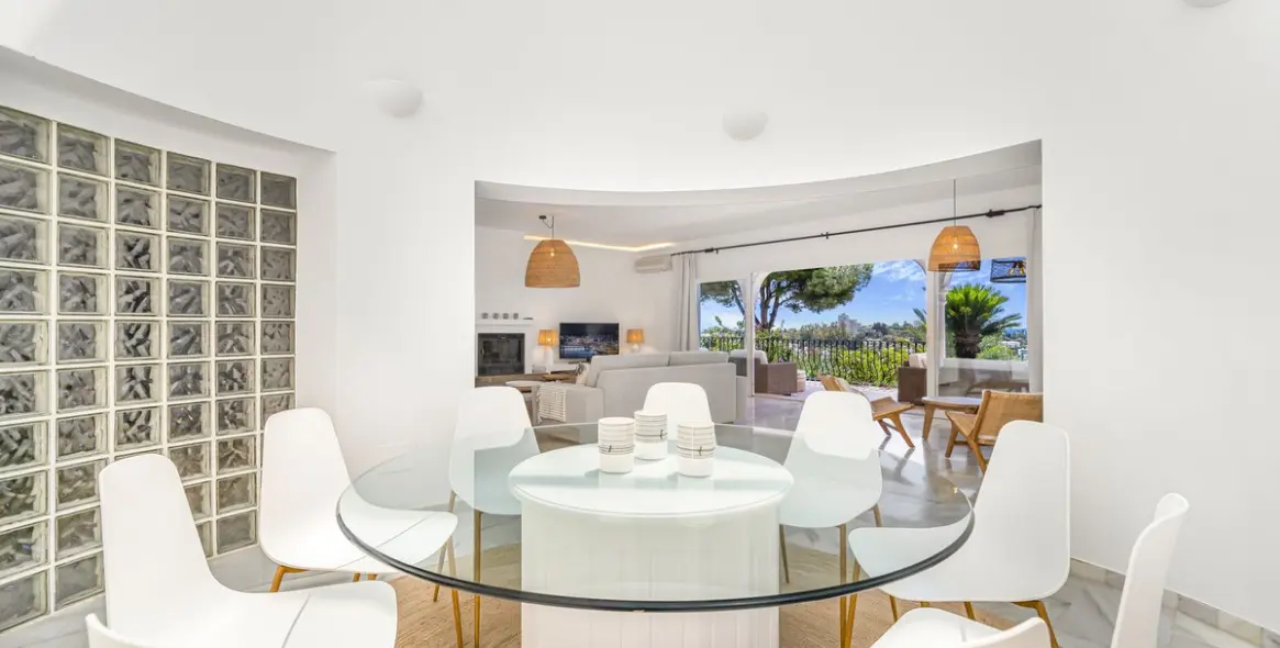 Short-term rent of detached villa in El Paraiso 17