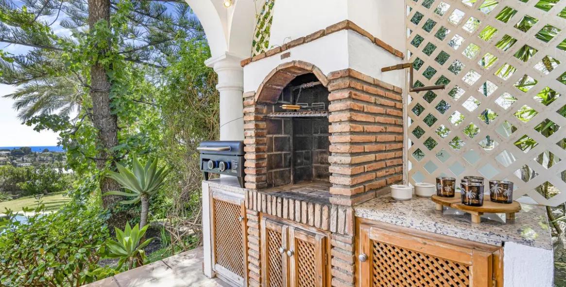 Short-term rent of detached villa in El Paraiso 24