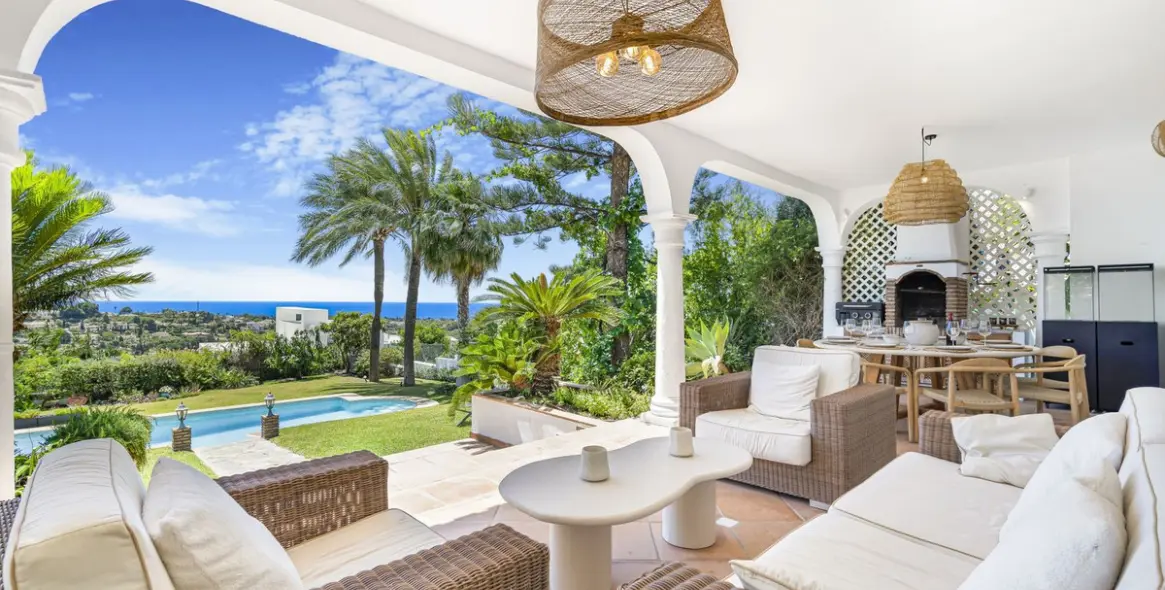 Short-term rent of detached villa in El Paraiso 25