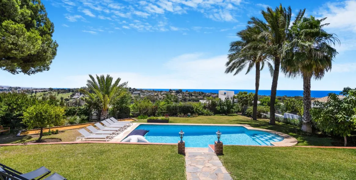 Short-term rent of detached villa in El Paraiso 26